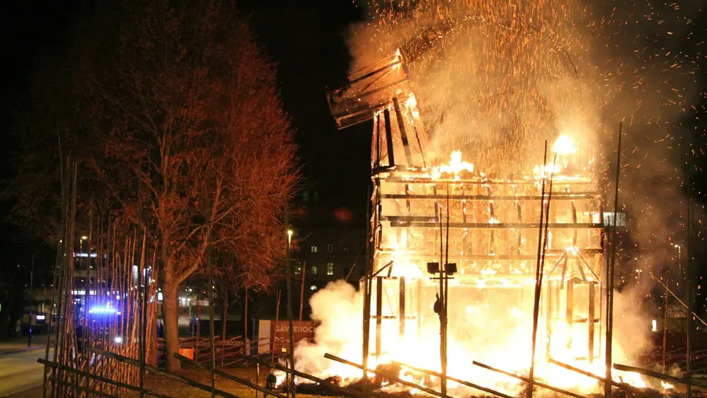 Den traditionella julbocken i Gävle brann natten möt söndag. Foto: Roger Nilsson