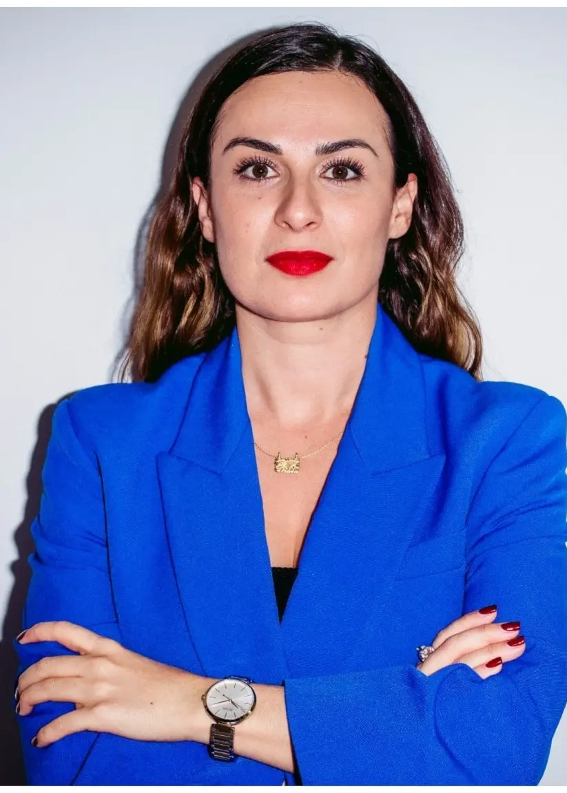 Bildmontage som visar två scener: till vänster en silhuett av två personer i en diskussion framför ett fönster, och till höger en person i en blå kavaj med armarna i kors mot en ljus bakgrund.