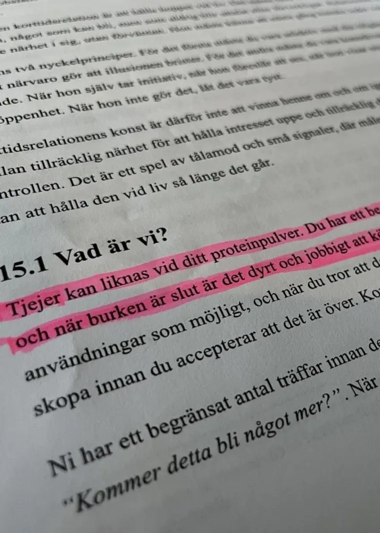 Till vänster syns papper med en markerad text som verkar vara en instruktion eller manual. Till höger sitter en person vid ett bord och bläddrar i ett dokument, omgiven av andra personer i en universitetsmiljö.