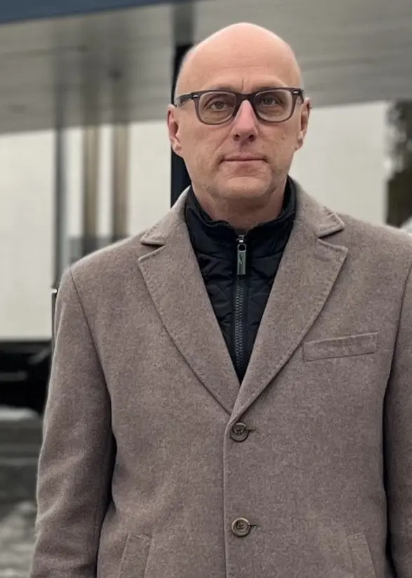 Görgen Hellman utanför Radiohuset i Stockholm