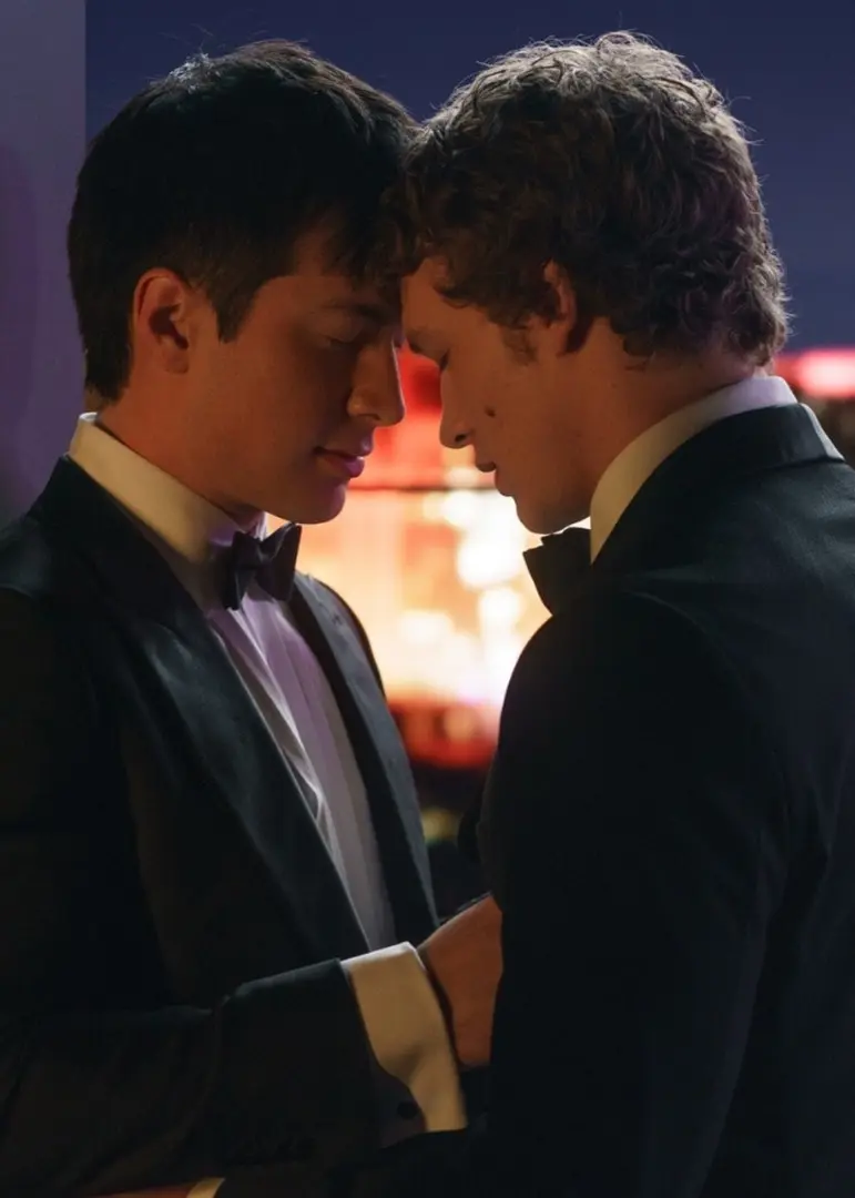 Bildmontage med två separata bilder. Till vänster syns en person i hockeyutrustning med en blå tröja och hjälm. Till höger står två män i formella kostymer med pannorna mot varandra.