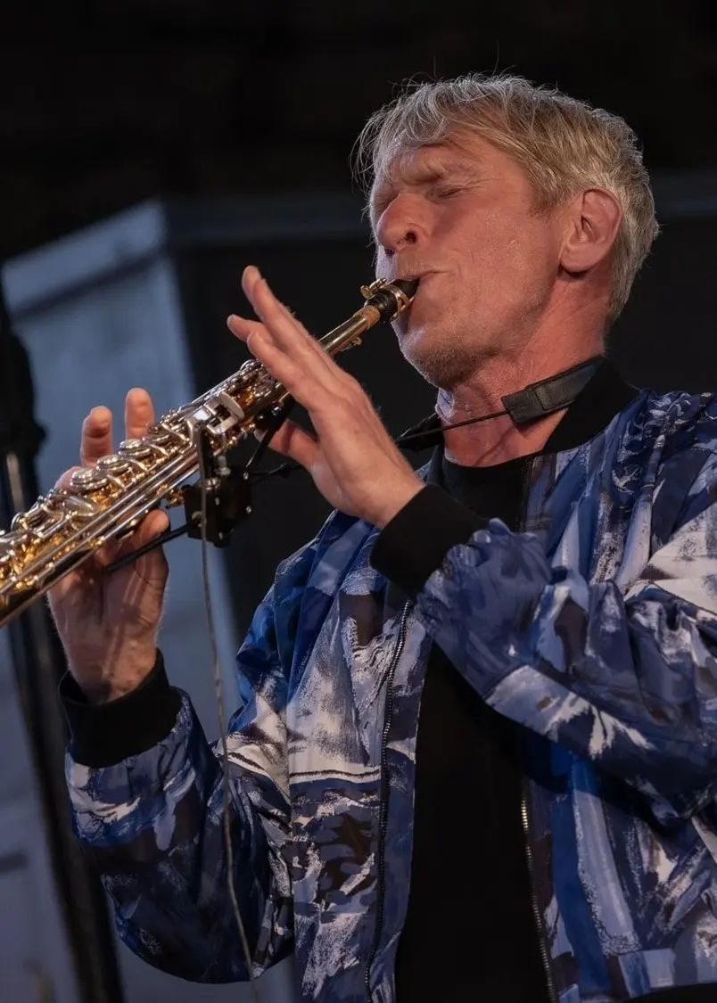 Anders Paulsson spelar sopransaxofon. 