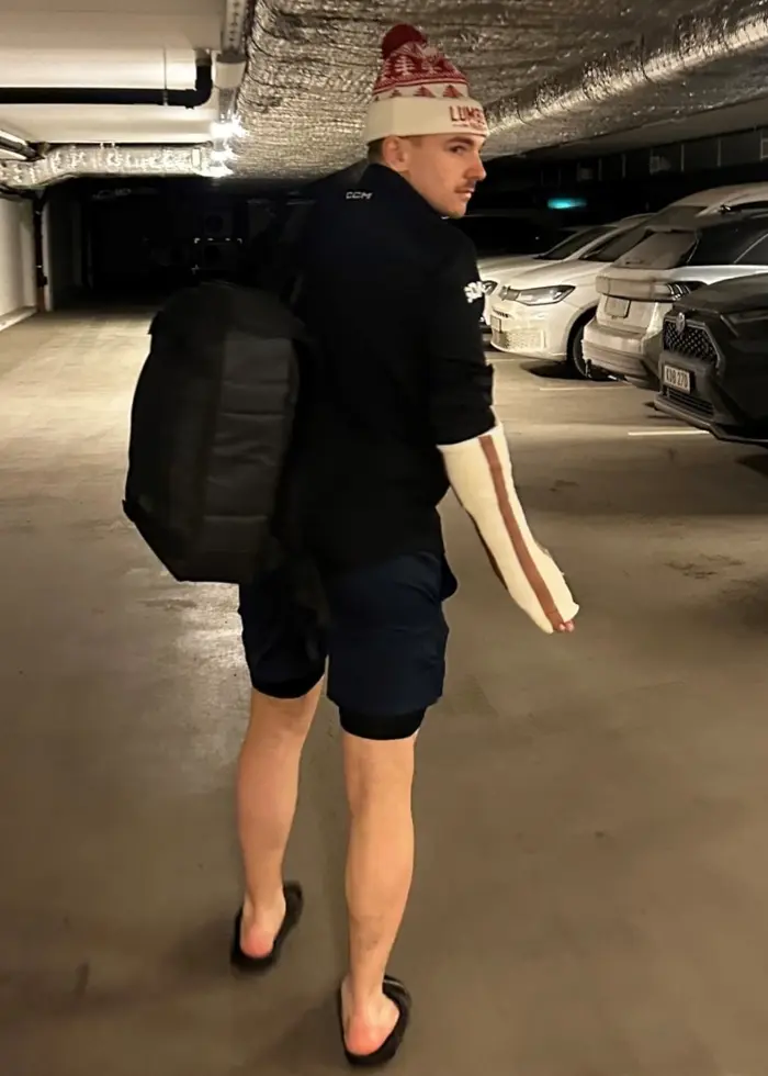 Till vänster en hockeydomare i svart-vit randig tröja pekar mot något på isen. Till höger en person i shorts och flip-flops bär en ryggsäck och böcker i en parkeringsgarage.