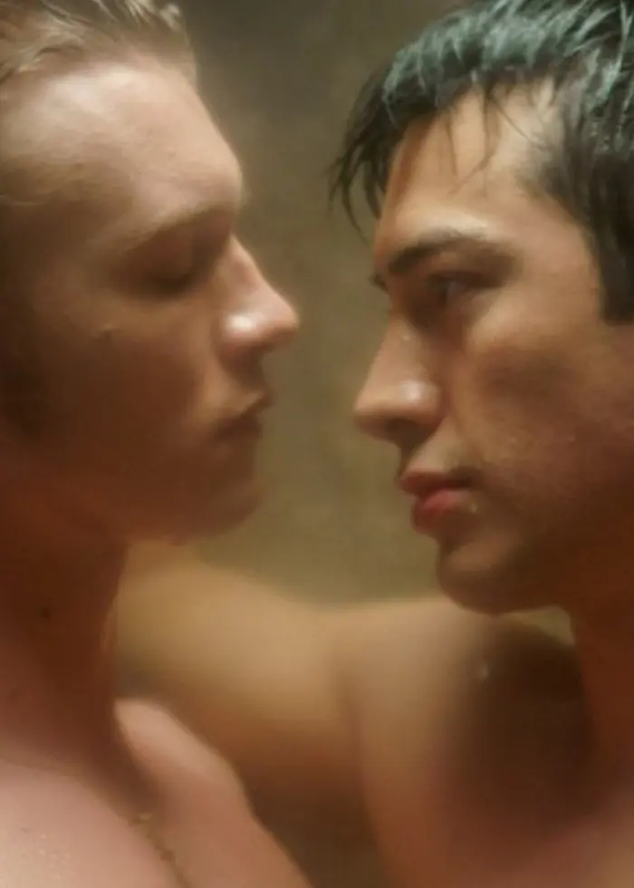 Connor Storrie som Ilya Rozanov och Hudson Williams Shane Hollander i ”Heated rivalry”.