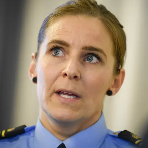 Kvinnlig polis med uniform.