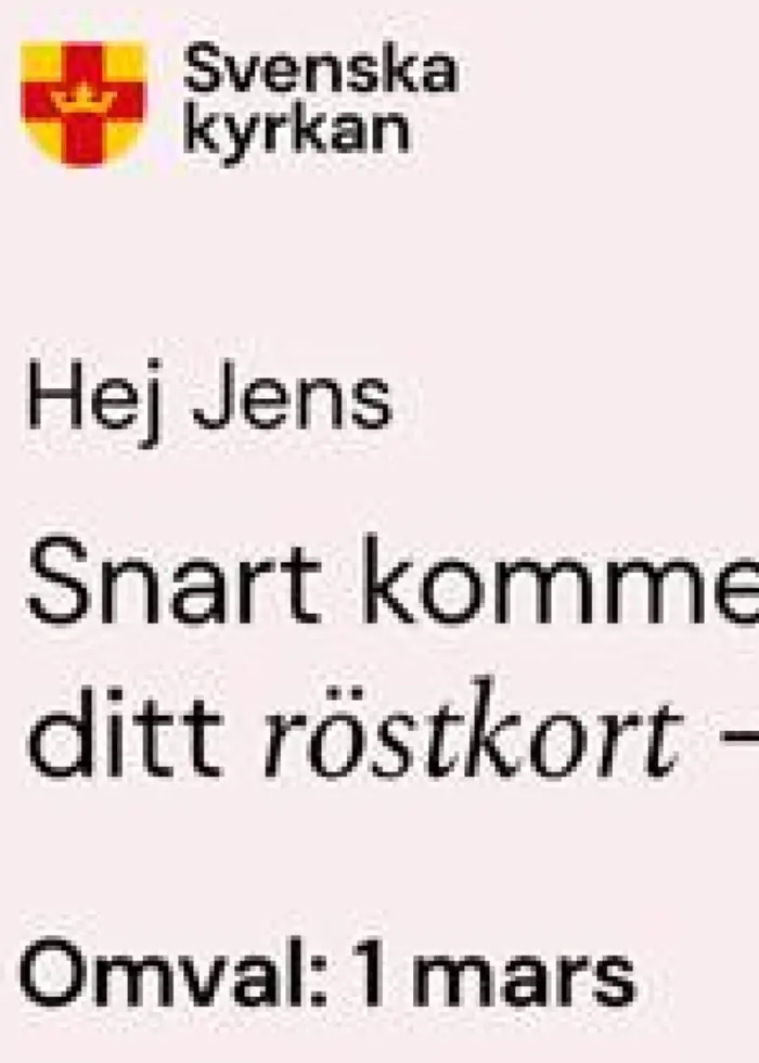 En skärmdump från Svenska kyrkan med texten 'Hej Jens, Snart kommer ditt röstkort – igen! Omval: 1 mars' tillsammans med en person i blå skjorta framför en grönskande bakgrund.
