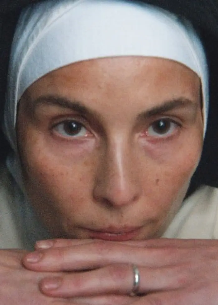 Noomi Rapace som Moder Teresa i filmen ”Mother”