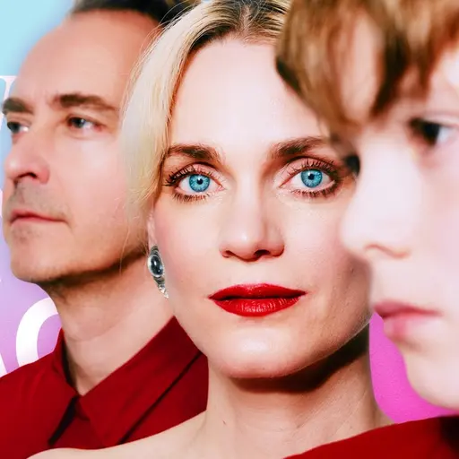 Liv Mjönes, som spelar Hermione i Sara Stridsbergs tolkning av En vintersaga, tittar in i kameran med sina blåa ögon. På varsin sida av Liv står Jonas Karlsson, som spelar kung Leontes, och hennes lilla son Mammillius.