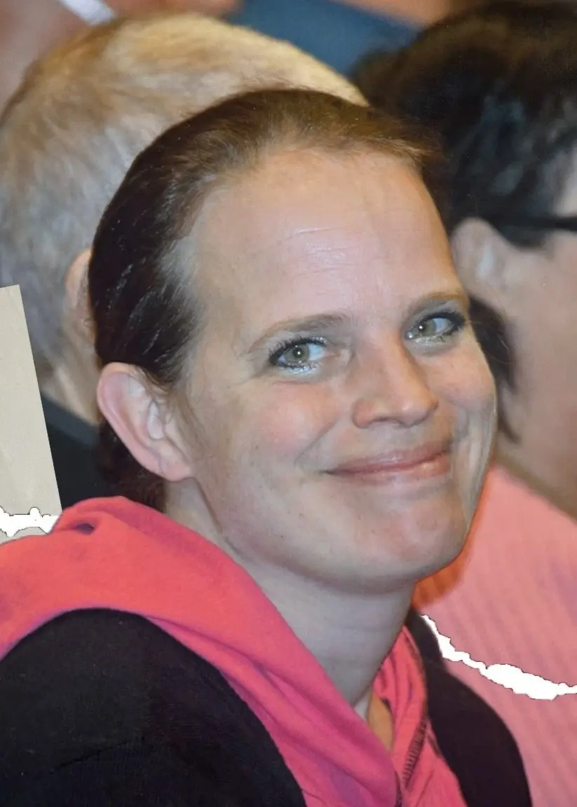 Linda ser in i kameran med sin mamma bakom sig 