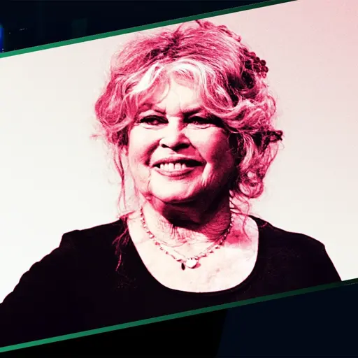 Brigitte Bardot i 70-årsåldern med blommor i håret.