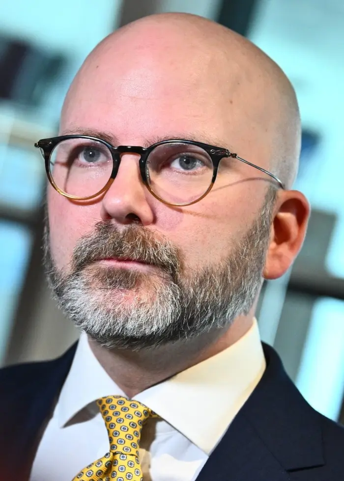 Charlie Weimers i mörk kostym och gul slips. Foto: Claudio Bresciani/TT