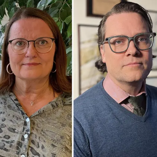 Tre personer står bredvid varandra inomhus. Den första bär en grön kavaj, den andra en mönstrad blus och den tredje en blå tröja med skjorta och slips. Bakgrunden visar olika miljöer.