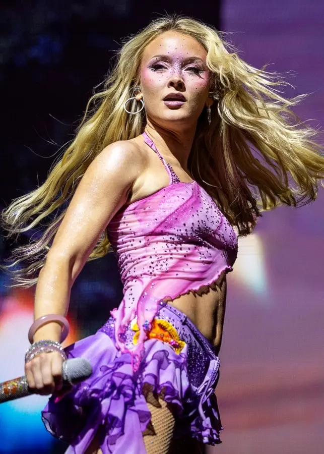 P3:s musikreporter Tina Mehrafzoon och Zara Larsson