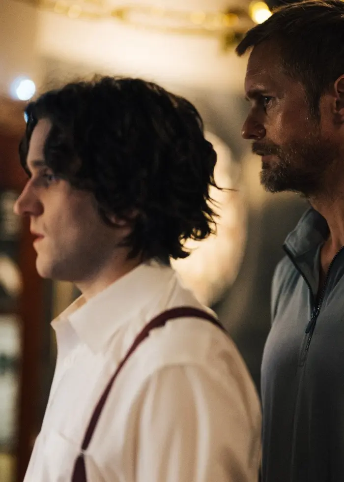 Alexander Skarsgård och Harry Melling står tätt intill varandra i en scen ur filmen Pillion. Betyg: Fyra av fem bollar.