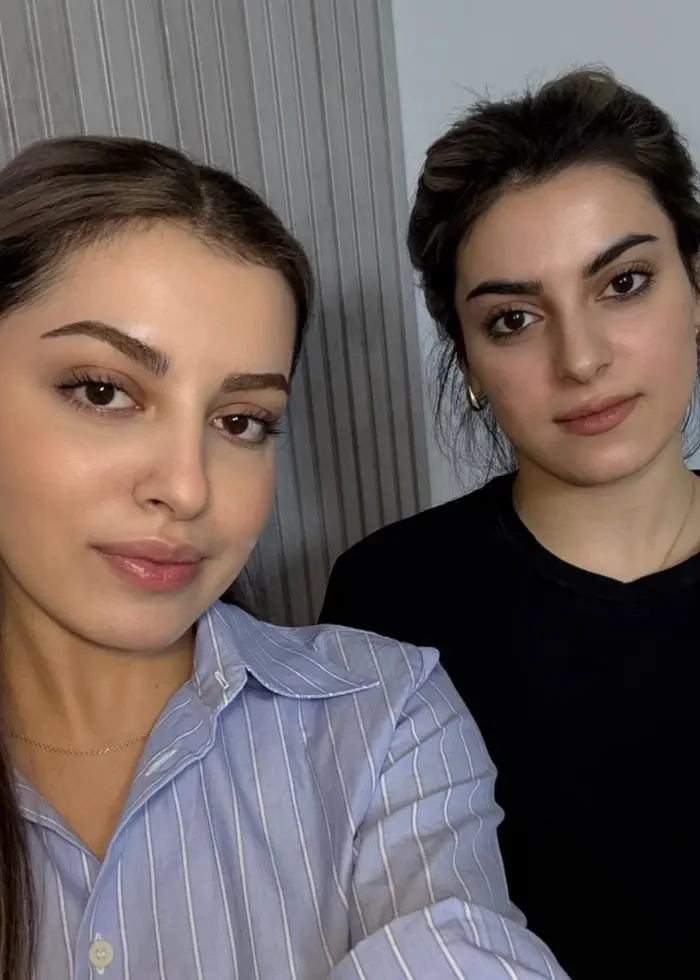 Två bilder sida vid sida visar två personer i olika miljöer. Den vänstra bilden är tagen inomhus med ljus bakgrund, medan den högra bilden är tagen utomhus på kvällen med en mörk bakgrund och ljus i fjärran.