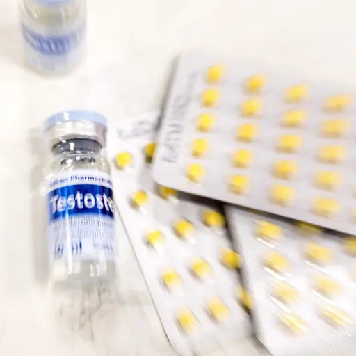 Tabletter, sprutor, krämer och kosttillskott! Testosteron kan boostas i alla möjliga former. Men vad gör egentligen testosteronet med våra kroppar?