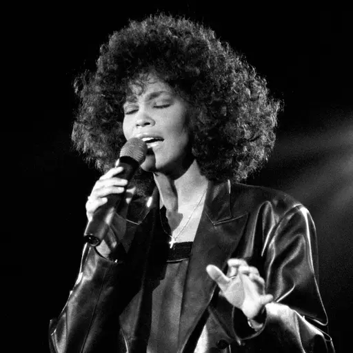 En bild på Whitney Houston när hon sjunger innerligt. 
