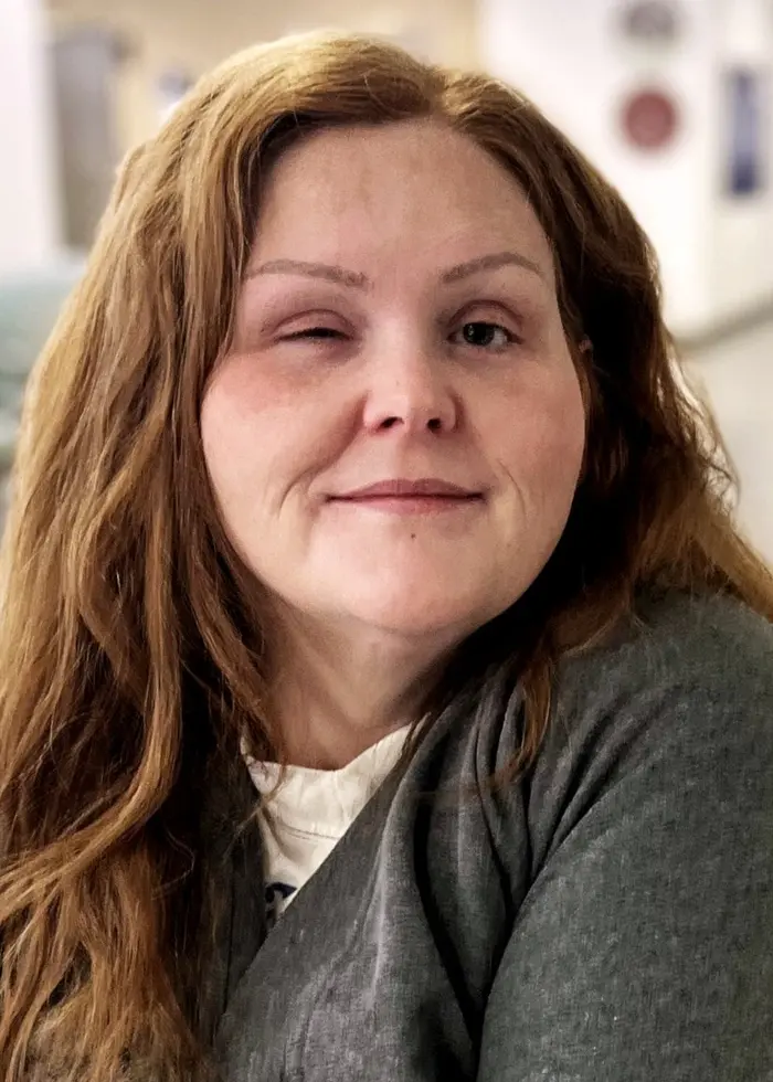 Marie Leijon sitter i en rullstol i en av korridorerna på Skaraborgs sjukhus.