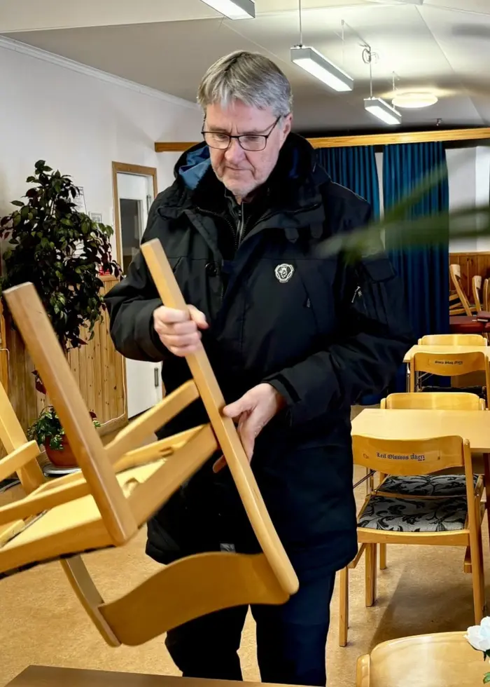 Ulf Johansson, ordförande i Nås IF, ställer iordning stolar i klubbens skidstuga. 