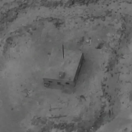 Flygbild visar ett mål i ett ökenlandskap markerat med texten ”UNCLASSIFIED”. Bilden är en del av dokumentation från en militär operation genomförd av USA och allierade mot ISIS i Syrien.