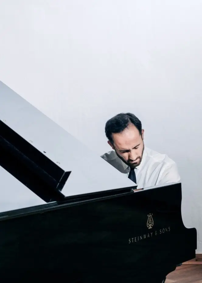 Pianisten Igor Levit vid sin flygel