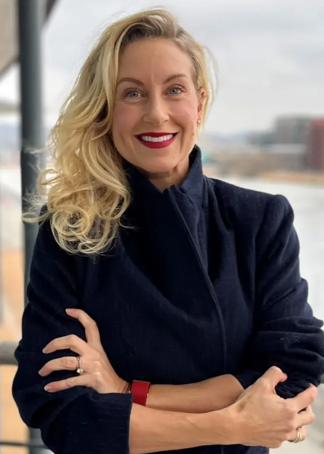 En blond kvinna med långt hår