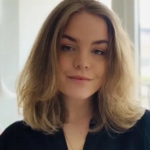 Ett montage med två bilder. Till vänster syns en person med axellångt ljust hår, mot en ljus bakgrund. Till höger visas en utbränd buss i en öde miljö under klarblå himmel.