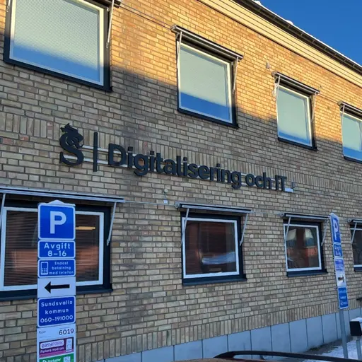 Bildcollage med två delar: till vänster syns fasaden av kommunhuset i Sundsvall,till höger en person som talar i mikrofon i en radiostudio.