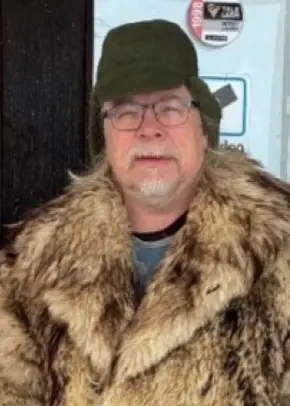 Lars Erixon bär en lång pälsjacka och står framför en dörr med snö på marken. Till höger syns ett filmboxomslag med titeln 'The Hunchback of the Morgue' och illustrationer av dödskallar och monster.