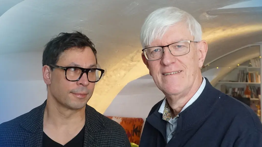 Martin Wicklin, programledare, och gästen Johan Carlson, tidigare generaldirektör för Folkhälsomyndigheten.