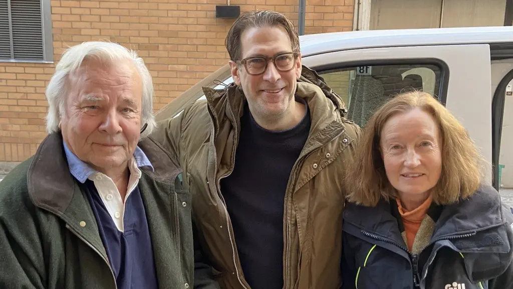 Niklas Källner står framför en skåpbil med Jan Guillou och Solveig Larsson