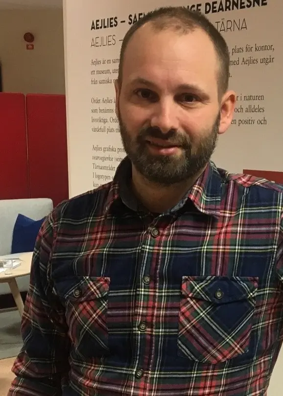 Oskar Östergren Njajta vid utställningen på Aejlies i Tärnaby.