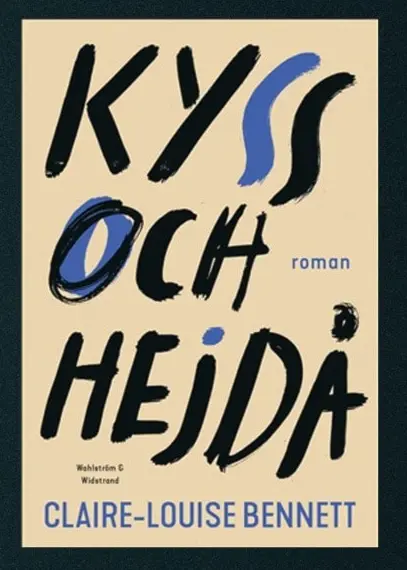 Bilden visar en bok med titeln 'Kyss och hej då' mot en mörk bakgrund. Bokens omslag har en enkel design med handskriven text i blått och svart på en ljus bakgrund.