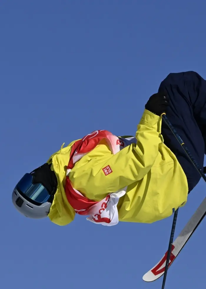 En skidåkare som gör volter i luften.