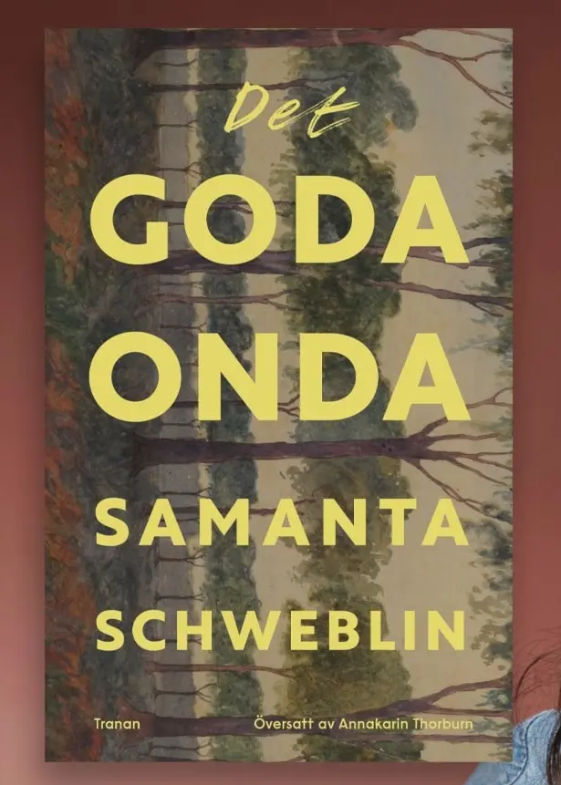 En bok med titeln ”Det goda onda” av Samanta Schweblin visas till vänster i bilden. Bakgrunden är rosa, och Samanta Schweblin med långt mörkt hår syns till höger, sittandes med handen vid ansiktet.