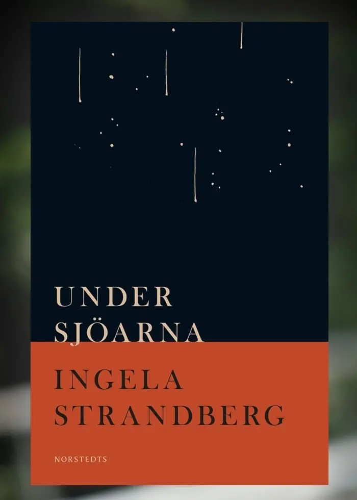 Ingela Strandberg med kort vitt hår står utomhus vid en väg med gröna träd i bakgrunden. Hon bär en mörk kavaj och en mörkblå topp. Bokomslag i bild: Under sjöarna