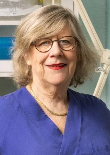 Christer Lundberg och Agnes Wold ståendes i ett laboratorium, Christer med skägg och keps till vänster i bild, till höger om honom en anatomisk modell över en människokropp. I förgrunden, till höger, står Agnes Wold med en blå läkarskjorta och glasögon.