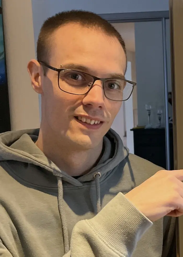 En person i grå hoodie pekar på en rad medicinförpackningar som är placerade på en hylla i ett öppet kylskåp. Kylskåpet innehåller fler medicinlådor på de övre hyllorna. Tobiaz har köpt nässpray för 90 000 – många svenskar beroende