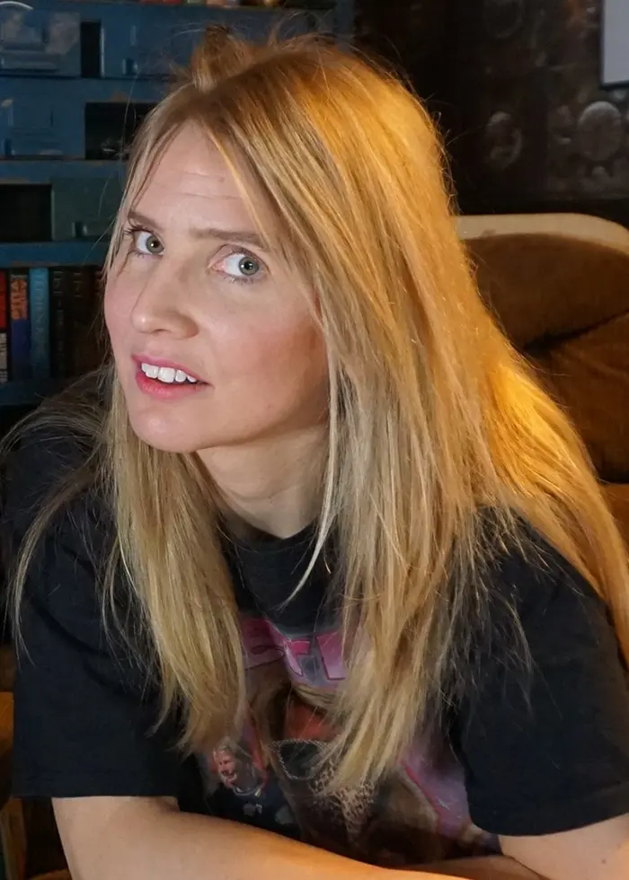 Martin Wicklin, programledare, med gästen Amanda Romare, författare.