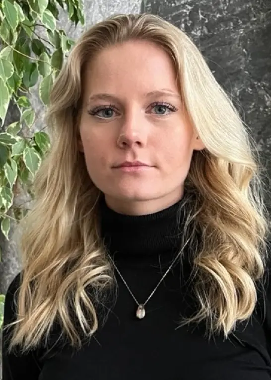 Bildmontage med två delar. Till vänster syns en modern glasfasad med texten 'Södertörns tingsrätt'. Till höger står en person med långt blont hår framför en grön växt och en stenmur.