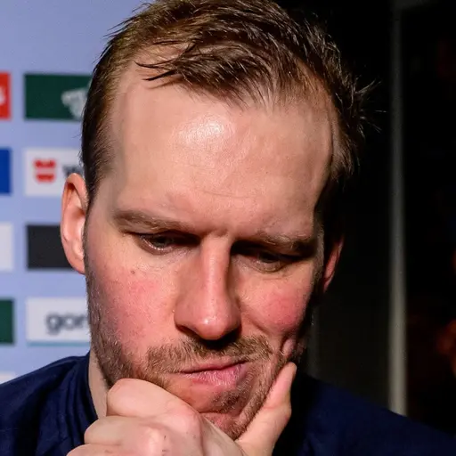 Två bilder på en person i blå sporttröja med sponsormärken, där den ena visar personen i en sportmiljö och den andra vid en intervju med en mikrofon i bakgrunden.