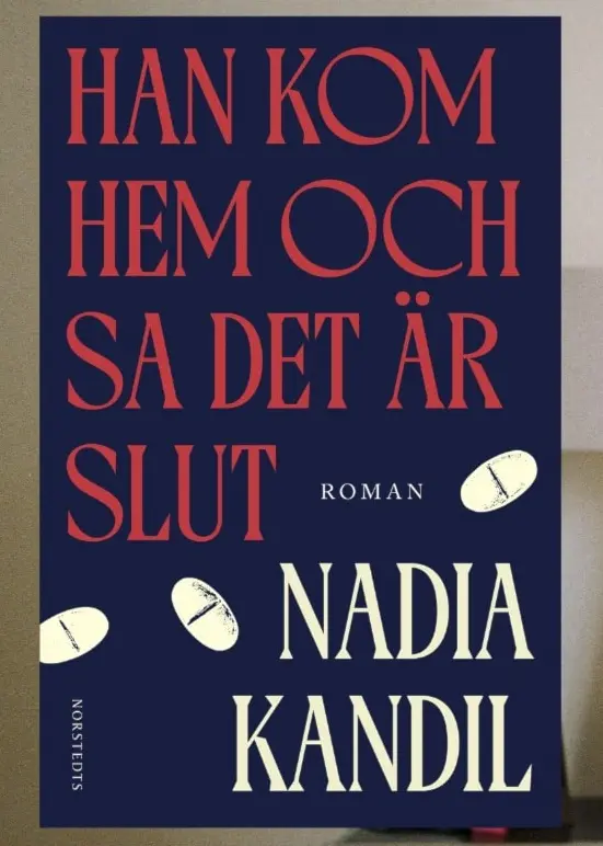 Nadia Kandil sitter vid ett skrivbord med en pappersbunt på. Lutar huvudet mot handen. Bredvid henne finns en inklippt bild på omslaget till ”Han kom hem och sa det är slut”.