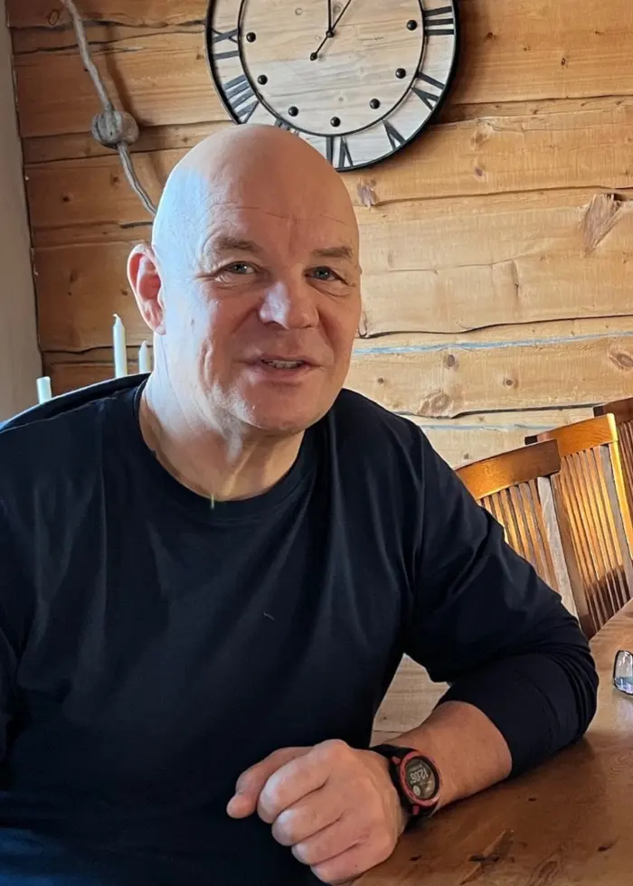 En man sitter vid ett köksbord 