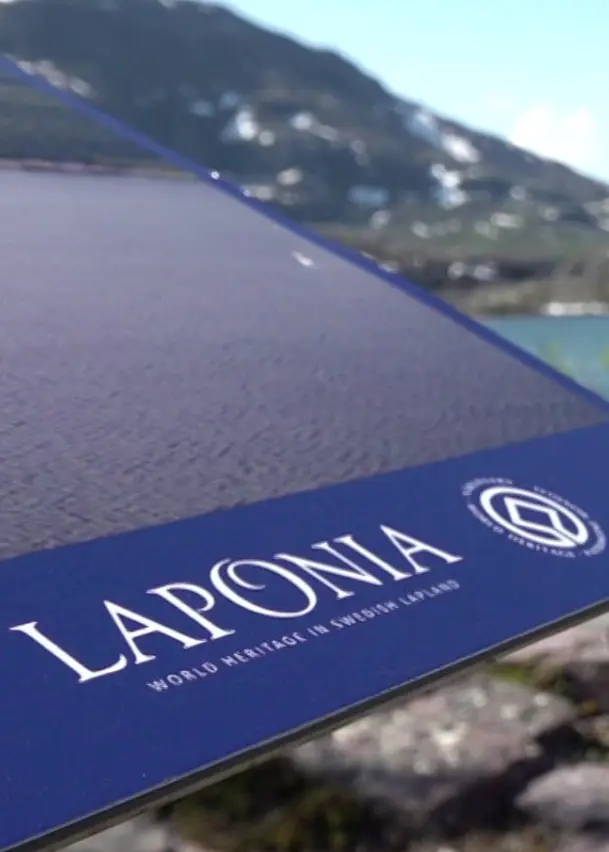 Bildmontage med tre sektioner. Till vänster ses en person i naturmiljö, i mitten en broschyr med texten 'Laponia' och fjäll i bakgrunden, till höger en person i formell klädsel mot en neutral bakgrund.
