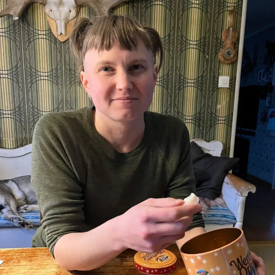 Bildsplit, till vä en kvinna som sitter och håller i rentalg och små burkar med egengjorda salvor. Till höger bild på upphängda torkade blommor. 