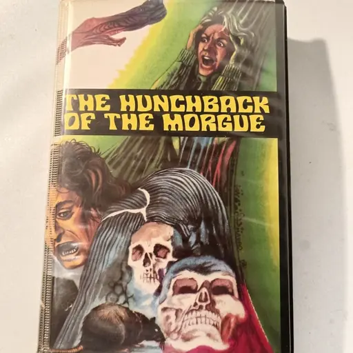Lars Erixon bär en lång pälsjacka och står framför en dörr med snö på marken. Till höger syns ett filmboxomslag med titeln 'The Hunchback of the Morgue' och illustrationer av dödskallar och monster.