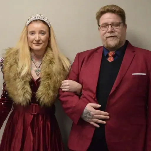 Tezzan och Morgan Pettersson klädda i festkläder firar sitt julbröllop. Till vänster står de på en julpyntad buss, dekorerad med ljus och glitter. Till höger poserar de tillsammans i matchande röda kläder.