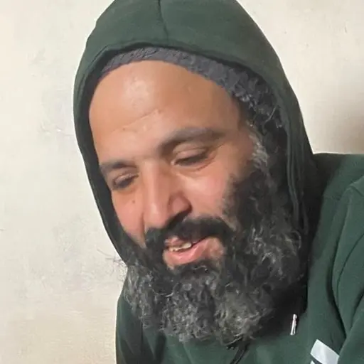 Gränsövergången i Rafah i en bild och skadade mannen Ghassan i en annan.