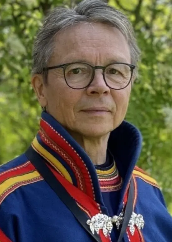 Bildmontage med tre delar: till vänster en person i traditionell samisk klädsel med färgglada detaljer, i mitten en närbild på renhorn och till höger en person i liknande klädsel. Fokus på samisk kultur.