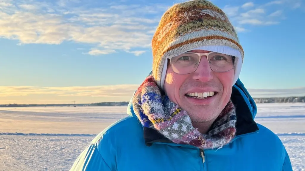 Jon falk står med vinterkläder på isen i Luleå